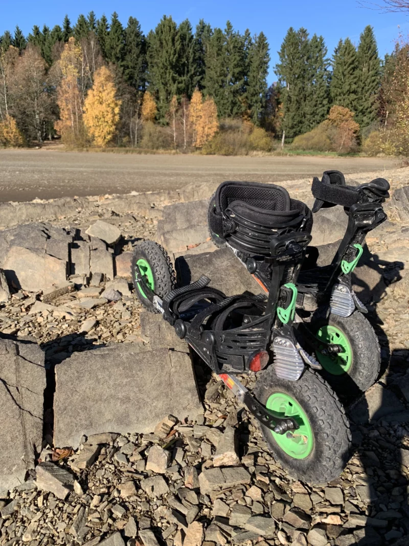 Cross rolling Skike sur terrain boisé